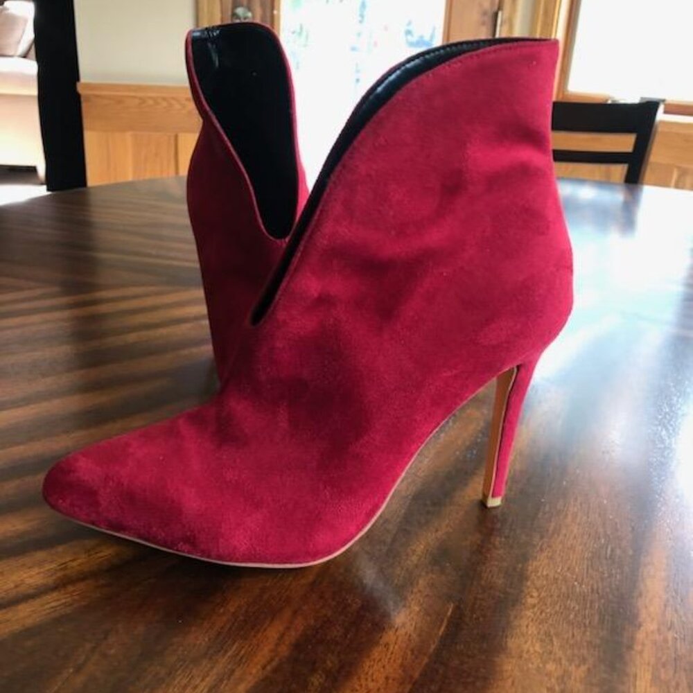 NEVER WORN size 40 Women's RED Vegan Suede High Heels NEVER WORN